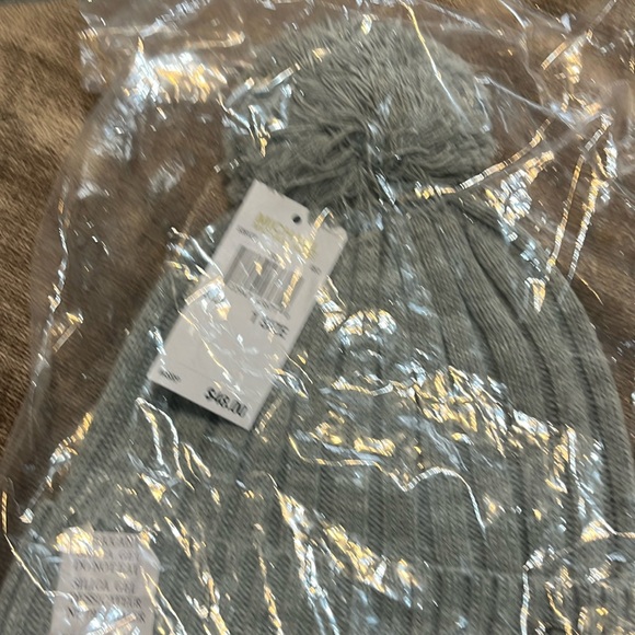 NWT MICHAEL Michael Kors Gray Knit Pom-Pom Hat - Picture 5 of 5